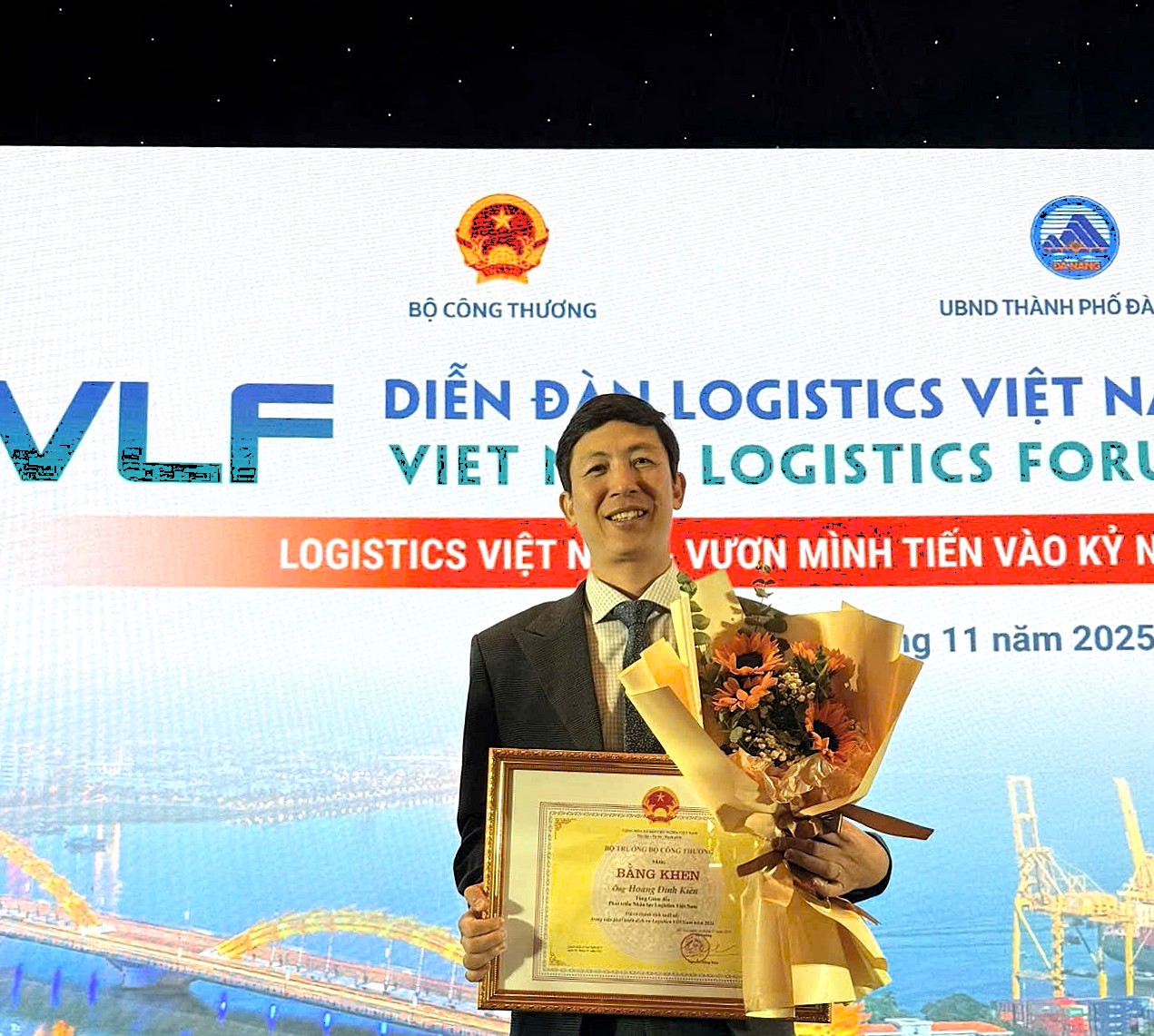 LÃNH ĐẠO KIẾN TẠO TƯƠNG LAI: TỔNG GIÁM ĐỐC HOÀNG ĐÌNH KIÊN NHẬN BẰNG KHEN DANH GIÁ TẠI VLF 2025